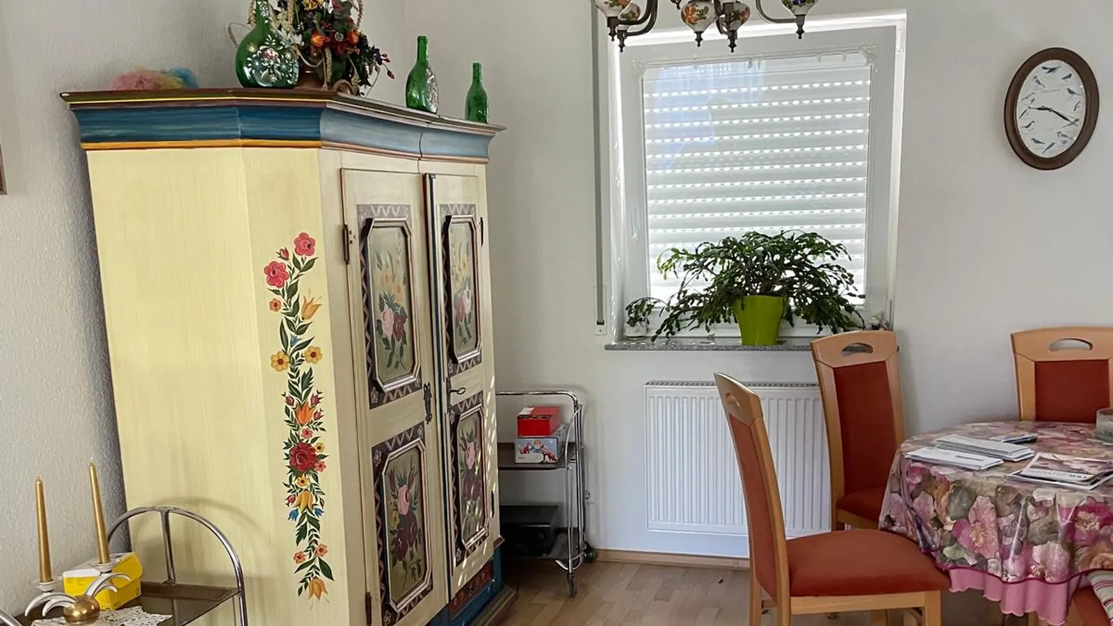 Esszimmer mit altem Bauernschrank aus einem Nachlass