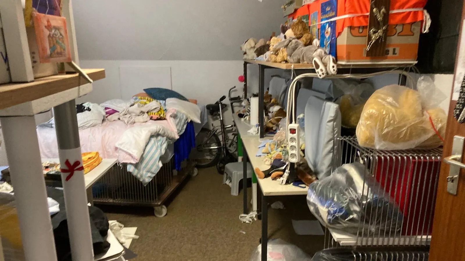 Zimmer mit persoenlichen Sachen vor der Raeumung