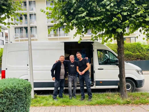 Das Team von Leinbach Dienstleistungen vor dem Transporter