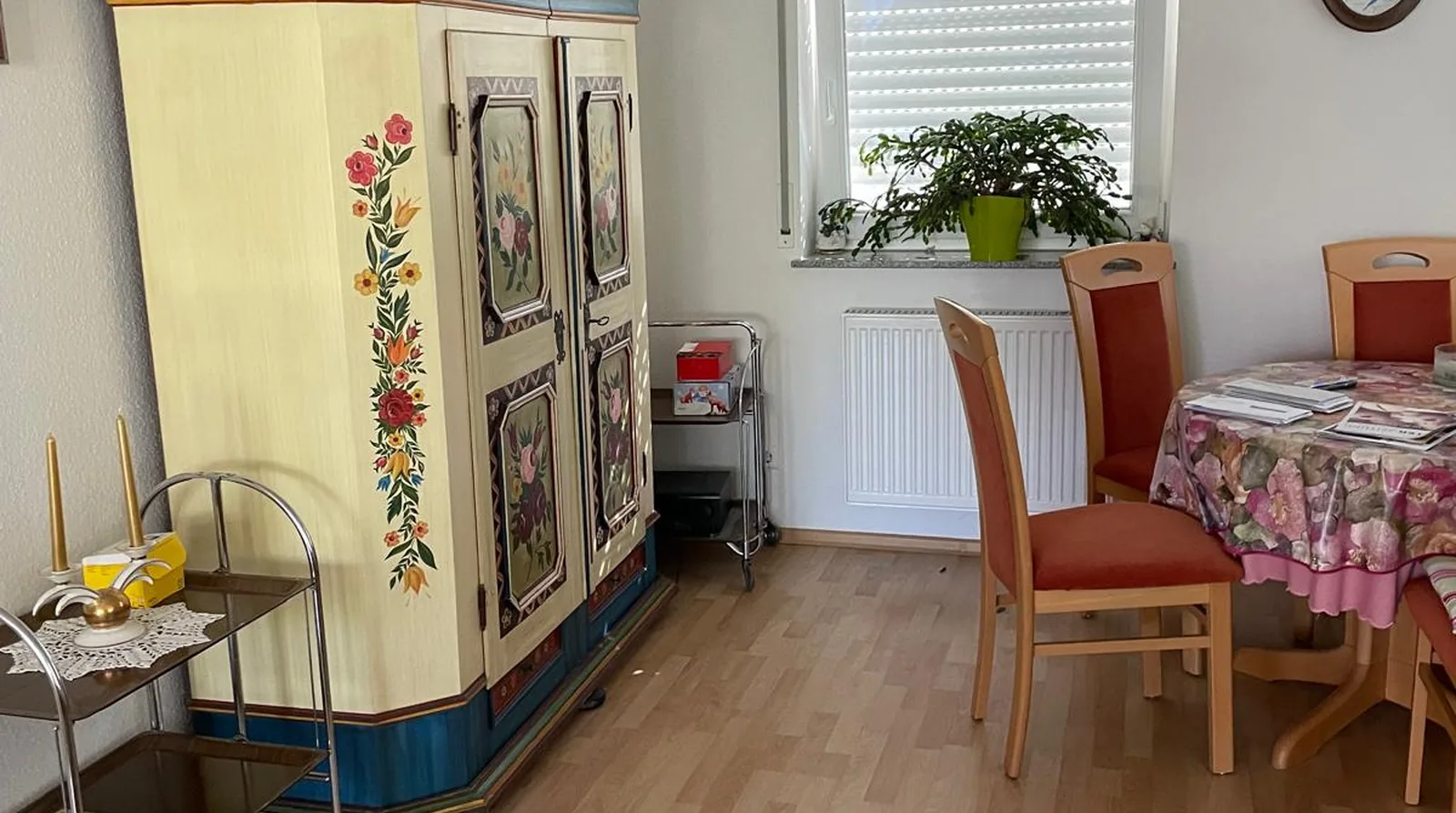 Esszimmer mit altem Bauernschrank vor der Nachlassauflösung