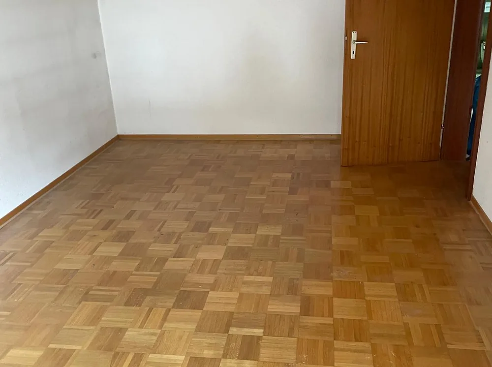 Leere, besenreine Wohnung mit Parkettboden nach der Auflösung